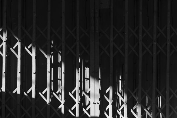 铁门是用来打开和关闭房子的图片下载