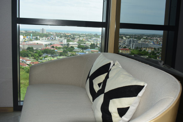 在公寓里，房间里有家具。设计精美，装饰美观，方便快捷。图片下载