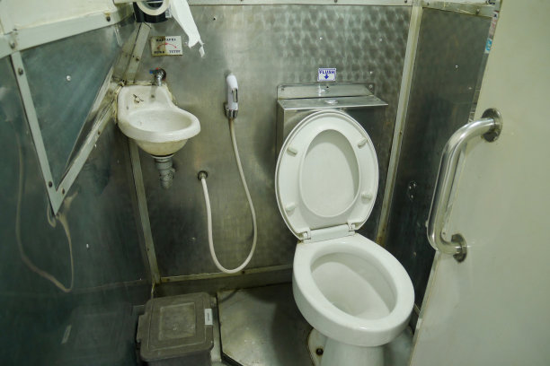 马桶座圈、喷水管和火车车厢的水槽图片下载