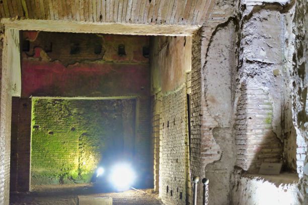 意大利，罗马，一座老房子的窗户，照片为背景图片下载