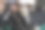 穿着冬衣的男人在用笔记本电脑图片下载