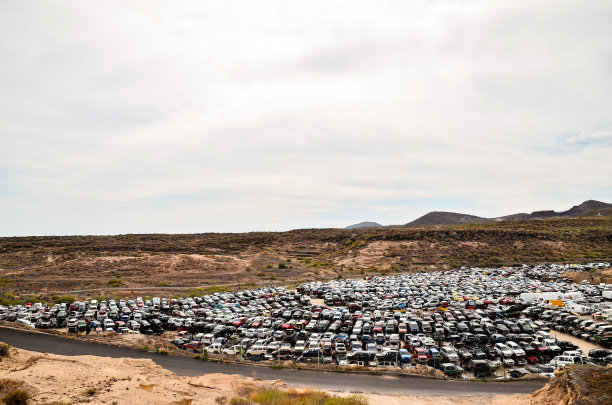 垃圾场上的旧汽车图片下载