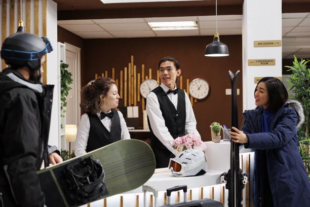 一对夫妇在酒店接待员的帮助下图片下载