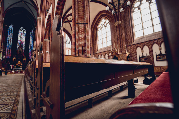 老欧洲天主教堂里一排排的教堂长凳。图片下载