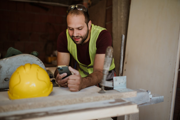 年轻英俊的木匠在他的工作室图片下载
