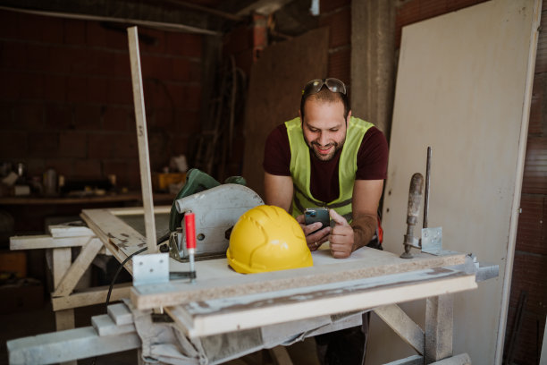 年轻的木匠在做一张木桌图片下载
