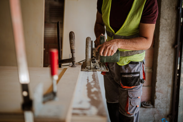 车间里的年轻木匠图片下载