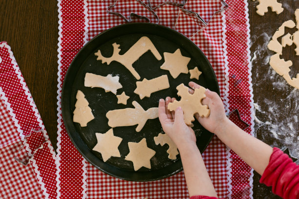 圣诞形状的圣诞饼干，那个孩子用她的小手做的图片下载