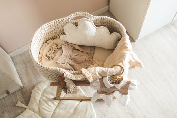 儿童房手工制作的婴儿摇篮，孕育宝宝的概念图片下载