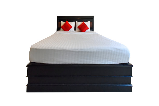 木制的床上用品被隔离在白色的背景上图片下载