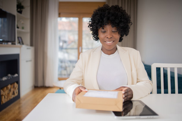 年轻的企业家正在给客户送包裹图片下载