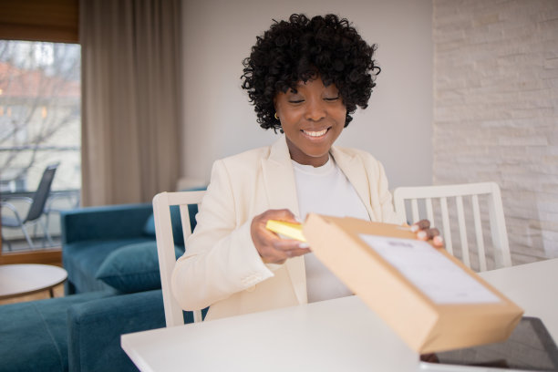 年轻的企业家正在给客户送包裹图片下载