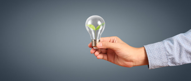 人类手里拿着灯泡创新技术图片下载