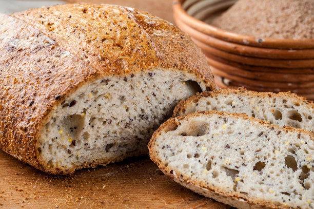 面包。手工面包。家面包店。面包放在木板上的照片图片下载