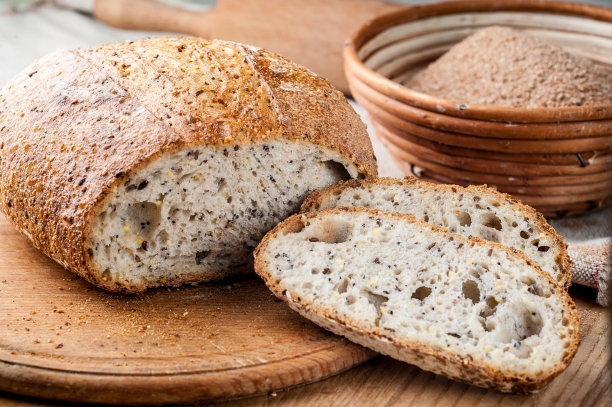 面包。手工面包。家面包店。面包放在木板上的照片图片下载