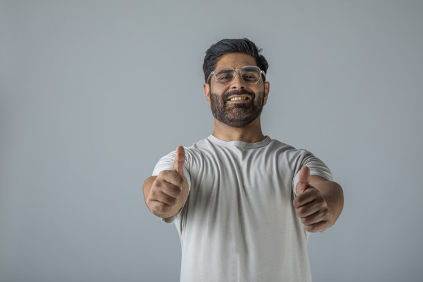 帅哥在白色背景上竖起大拇指图片下载