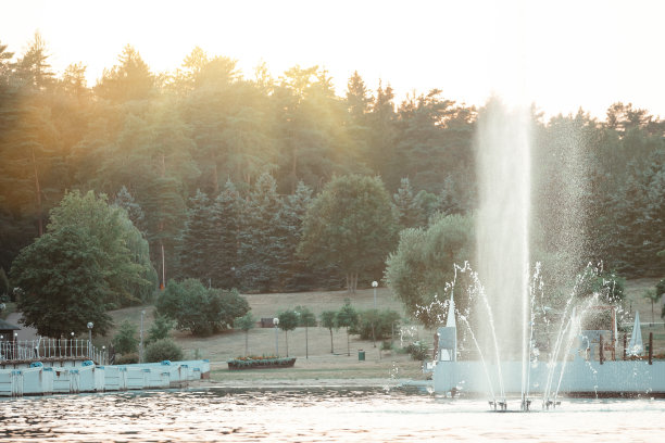 城市码头上的喷泉。与地点合影图片下载