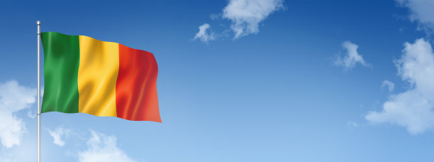 蓝色的天空上悬挂着马里国旗。水平的旗帜图片下载