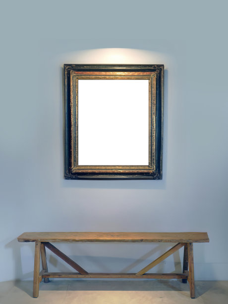 一个空的帆布画框挂在有剪贴路径的墙上，一张木凳衬着蓝灰色的墙壁，上面有灯光图片下载