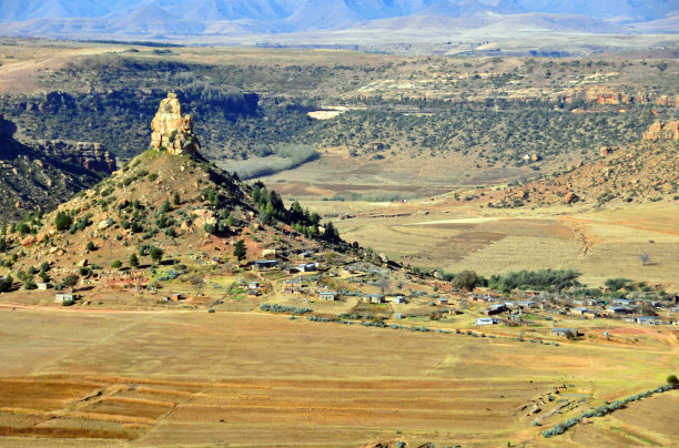 从莱索托的山路上看，位于塔巴博苏高原的齐洛安山图片下载