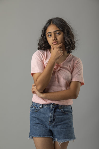 自信的少女站在白色背景上图片下载