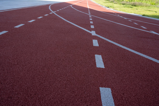 现代城市休闲运动场上的跑道图片下载