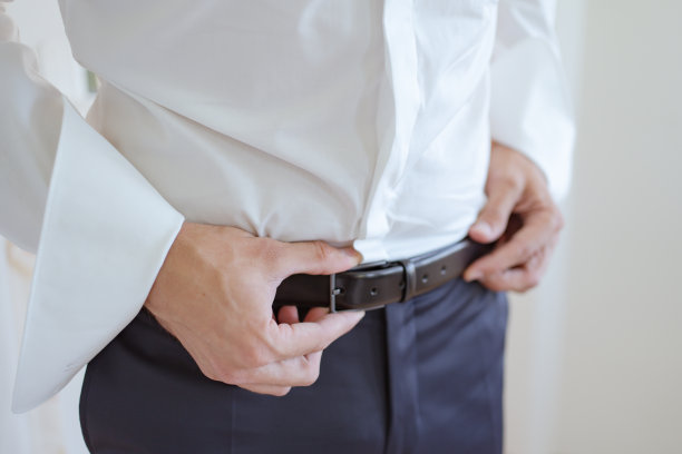 新郎为婚礼盛装图片下载