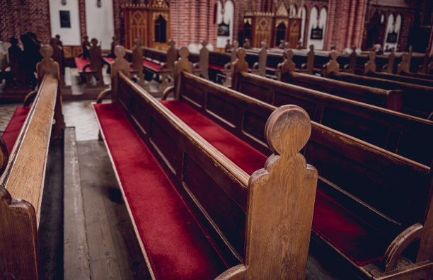 老欧洲天主教堂里一排排的教堂长凳。图片下载