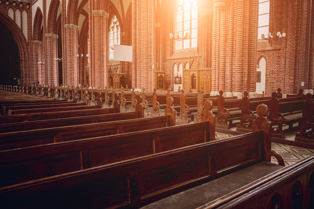 老欧洲天主教堂里一排排的教堂长凳。图片下载