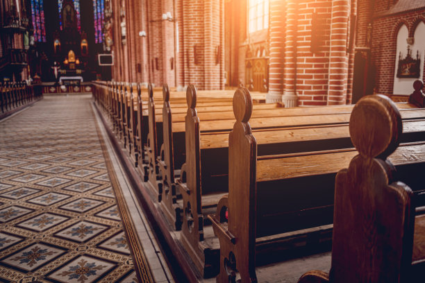 老欧洲天主教堂里一排排的教堂长凳。图片下载