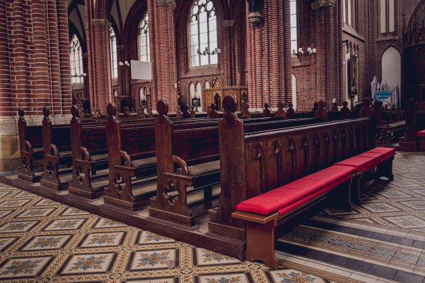 老欧洲天主教堂里一排排的教堂长凳。图片下载