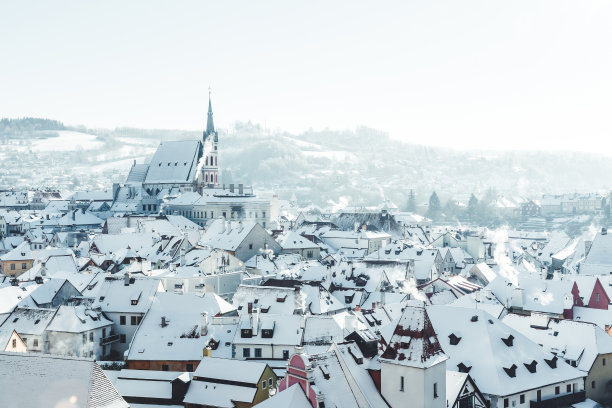 Český克鲁姆洛夫，教科文组织。日出时城堡和教堂的历史小镇。美丽的冬季早晨景观与一个被照亮的纪念碑。捷克共和国塞斯基克鲁姆洛夫的雪景图片下载