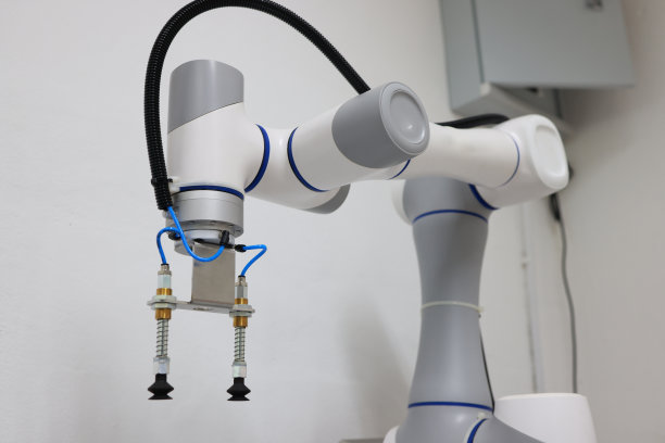 智能小机械臂用于自动化生产系统。图片下载