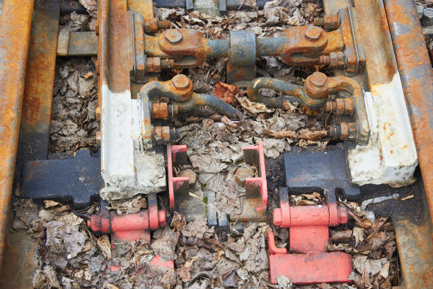 铁栏杆和混凝土枕木的照片。铁路。图片下载