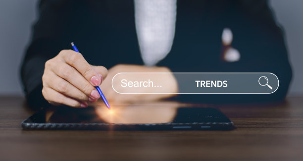 SEO，搜索引擎优化的概念。年轻人用智能手机寻找他们感兴趣的东西。智能搜索，基于互联网联网概念搜索信息数据。图片下载