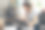 一位女性网页设计师在家里创作好的设计，在绘图板上画画图片下载