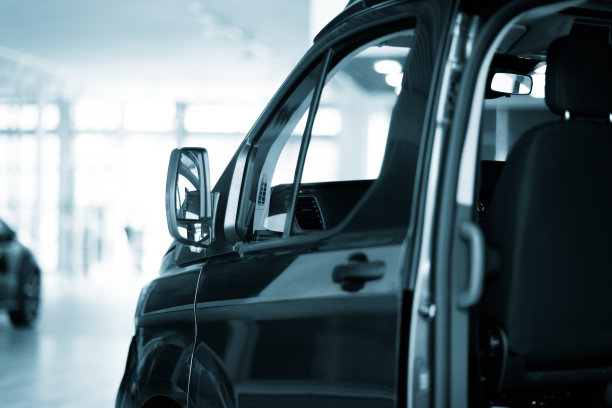 经销商展厅里的新车图片下载