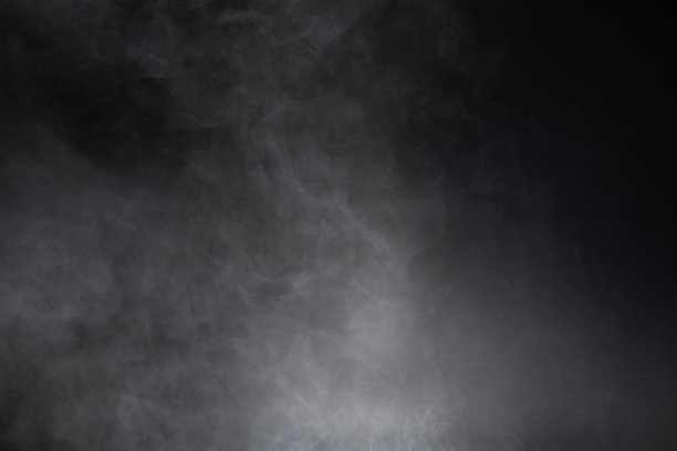 白色和灰色的烟雾在黑色的背景下图片下载