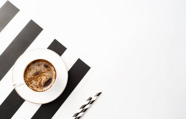咖啡馆和餐馆的菜单。一杯芳香的咖啡，黑白条纹背景。复制文本空间。热饮的概念。图片下载