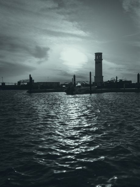 宁静的港口：停靠在平静水域的帆船图片下载