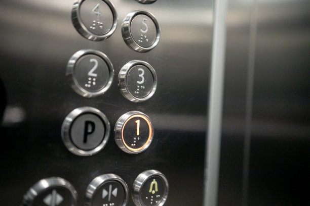 电梯的楼层按钮。电梯面板关闭按钮。运动、运输的概念。墙上有很多按钮。电梯控制面板上的数字点亮图片下载