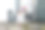 一头金发的女孩手里拿着气球走在城市里。回到学校图片下载