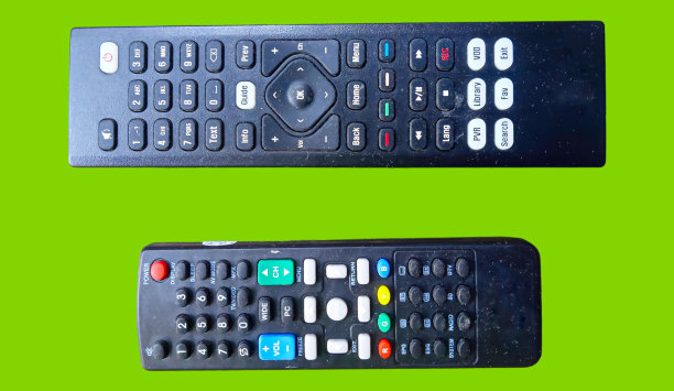 绿色背景的两个电视遥控器的照片图片下载