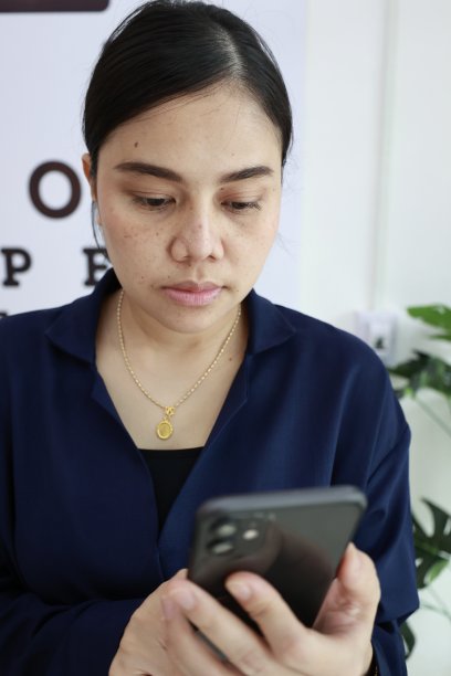 一位女士在眼镜店使用手机图片下载