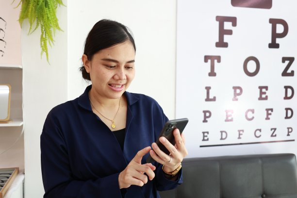 一位女士在眼镜店使用手机图片下载