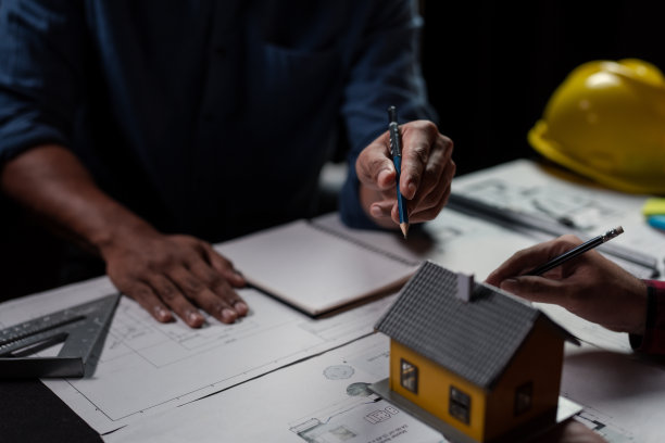 创意工程师和建筑师会议协同设计和项目规划在工作场所。图片下载