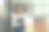 漂亮的亚洲企业主拿着笔记本电脑站在门口，在网上接受顾客的订单。图片下载