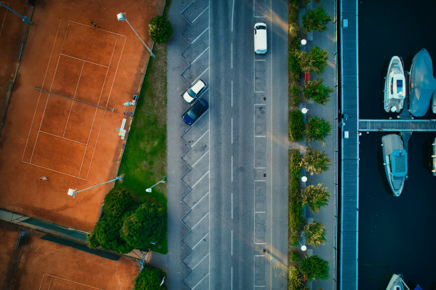 瑞士一个美丽小镇的鸟瞰图。网球场，公路和港口。图片下载