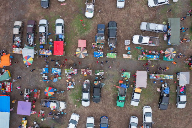 鸟瞰庙会和当地摊位市场。人们走在泰国那空叻差玛市的街道上。零售商店图片下载
