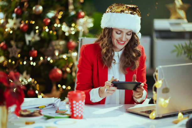 微笑优雅的商务女性使用手机应用程序和工作图片下载